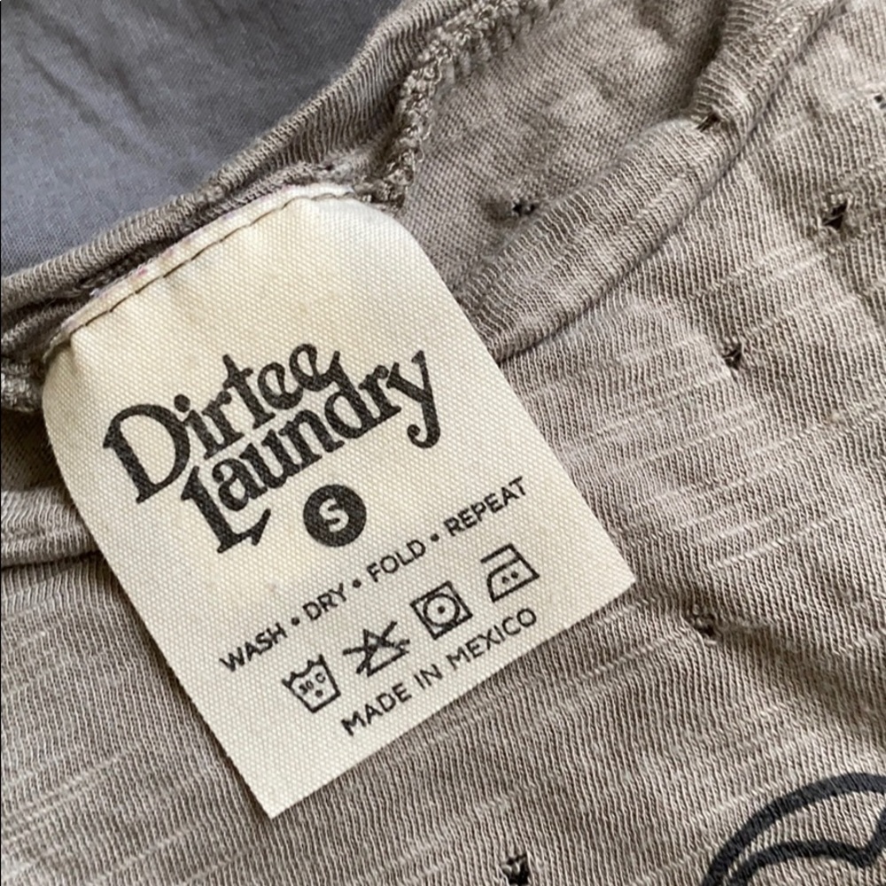 Super cute Tee - Picture 2 of 4